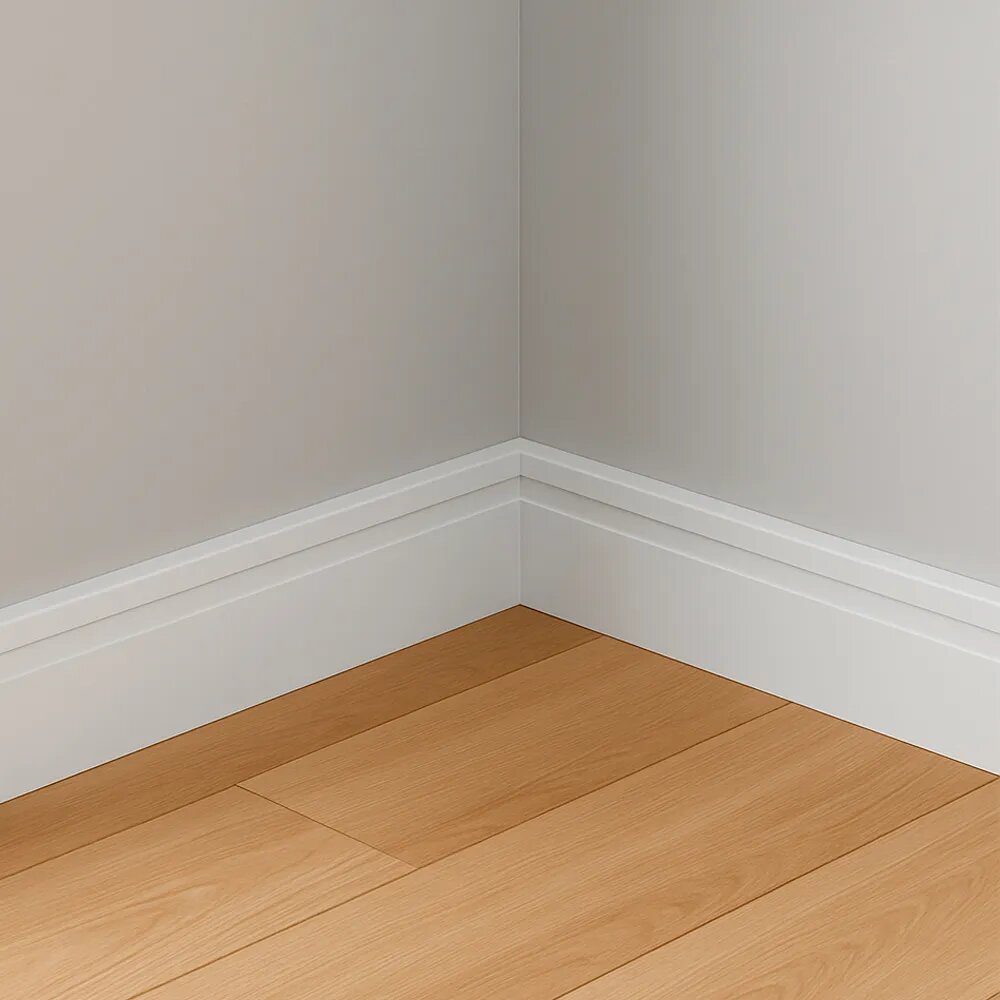 Detalhe de canto com rodapé branco e piso de madeira