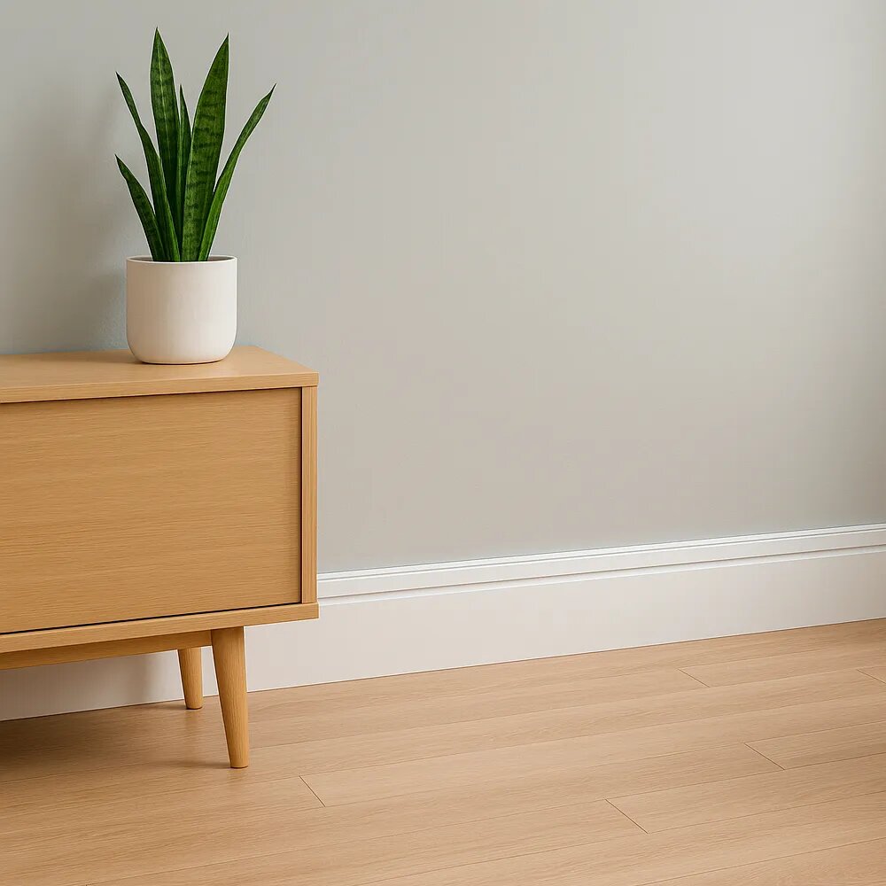 Mesa com planta em vaso e parede clara